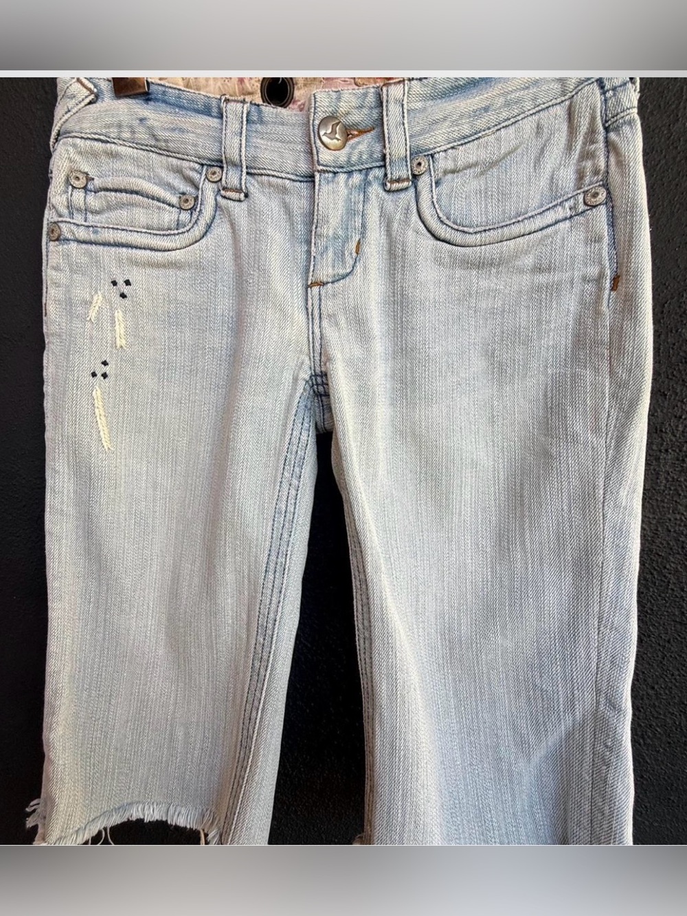 Vintage Free People low rise knee length cut off shorts. 25
